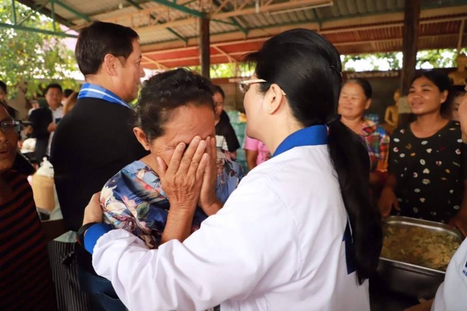 คุณหญิงสุดารัตน์ พบ ชาวบ้านที่จังหวัดยโสธร.