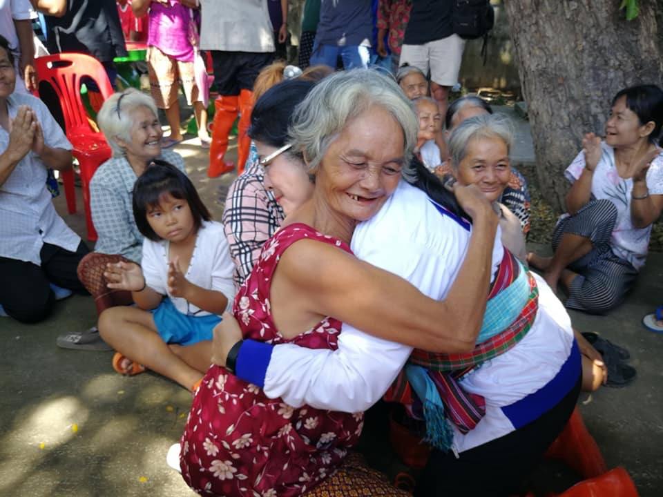 คุณหญิงสุดารัตน์ พบ ชาวบ้านที่จังหวัดยโสธร.