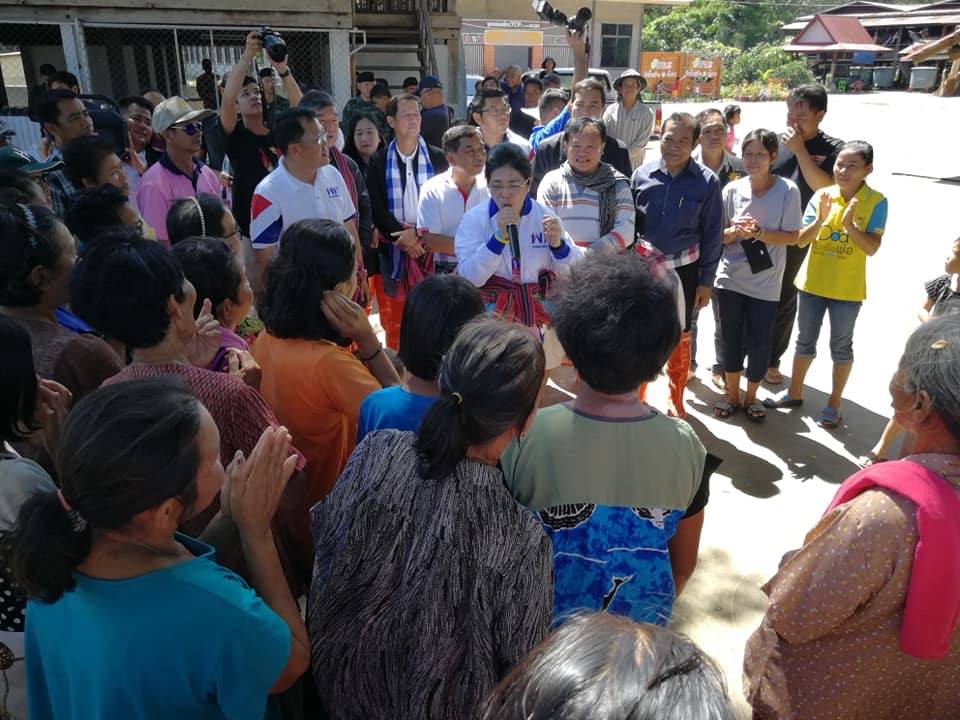 คุณหญิงสุดารัตน์ พบ ชาวบ้านที่จังหวัดยโสธร.