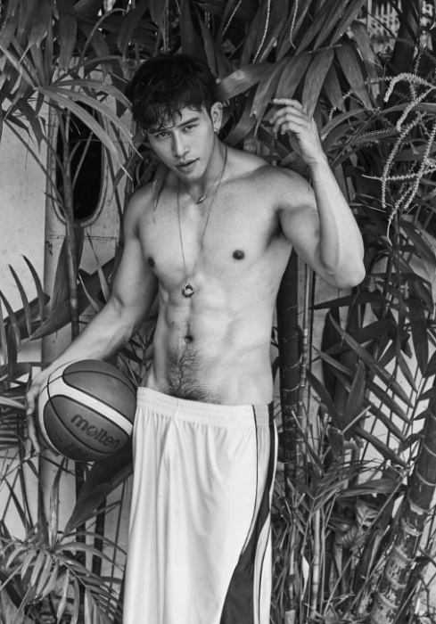 หนุ่มหล่อขึ้นปก 329