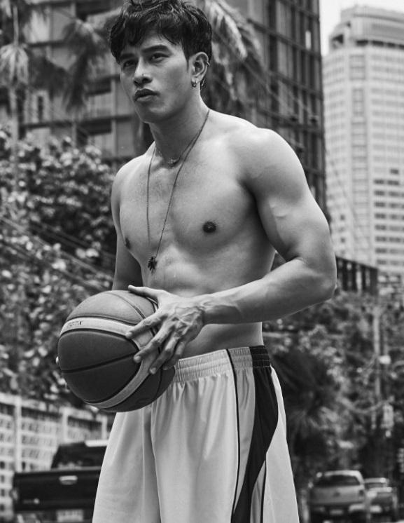หนุ่มหล่อขึ้นปก 329