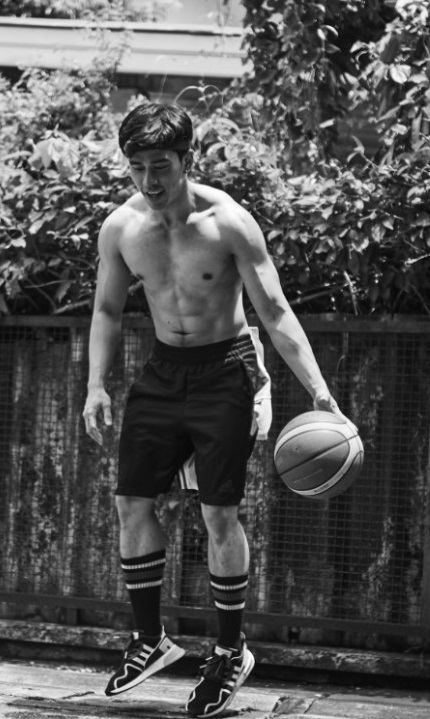 หนุ่มหล่อขึ้นปก 329