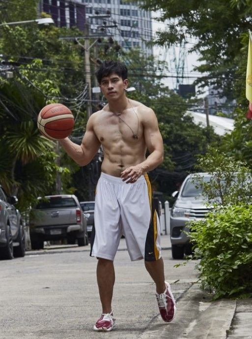 หนุ่มหล่อขึ้นปก 329
