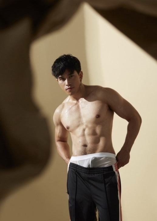 หนุ่มหล่อขึ้นปก 329