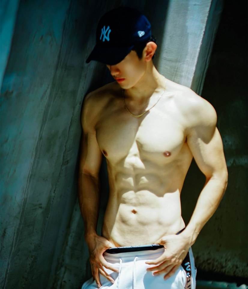 ขาวมาก - ล่ำๆ