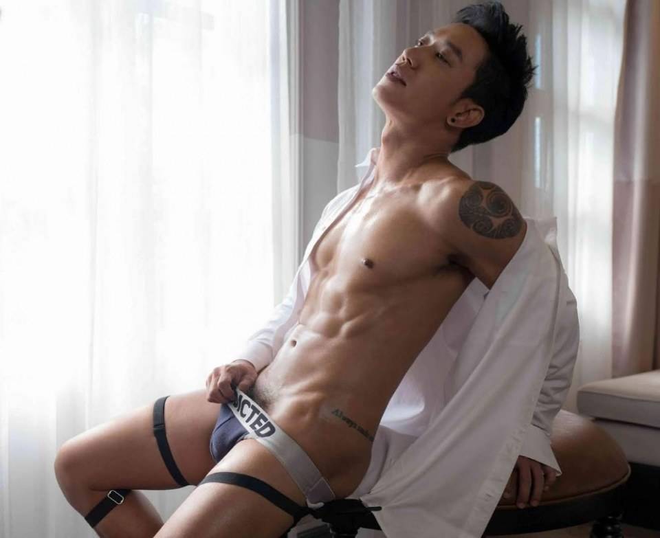 หนุ่มหล่อขึ้นปก 333