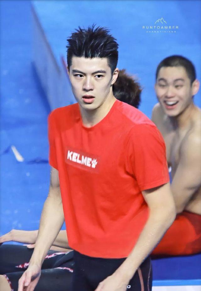 หนุ่มน้อยนักว่ายน้ำสุดหล่อ มาแรง...