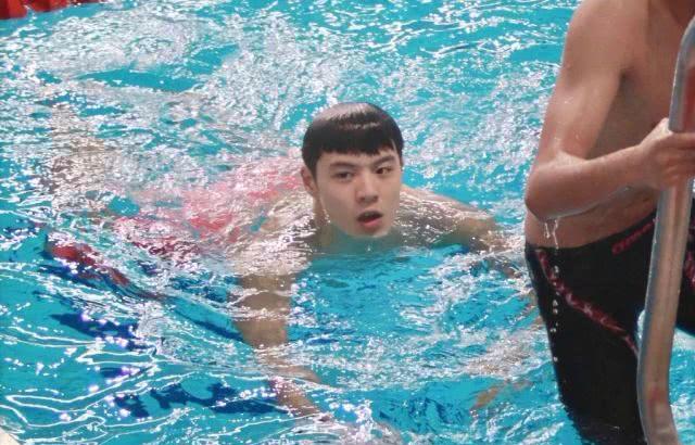 หนุ่มน้อยนักว่ายน้ำสุดหล่อ มาแรง...
