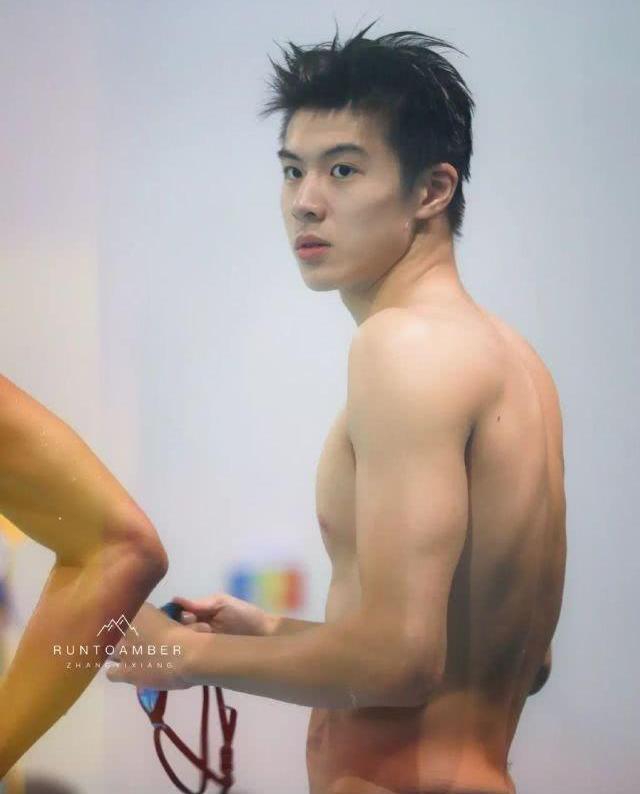 หนุ่มน้อยนักว่ายน้ำสุดหล่อ มาแรง...