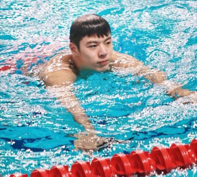 หนุ่มน้อยนักว่ายน้ำสุดหล่อ มาแรง...