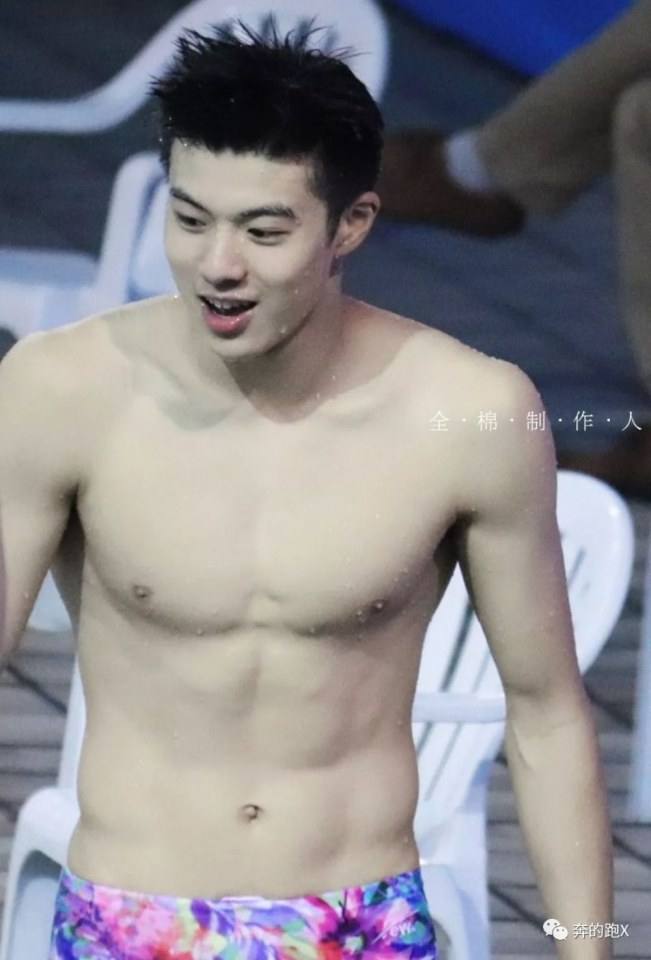 หนุ่มน้อยนักว่ายน้ำสุดหล่อ มาแรง...
