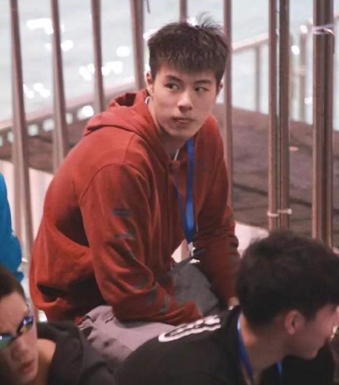 หนุ่มน้อยนักว่ายน้ำสุดหล่อ มาแรง...