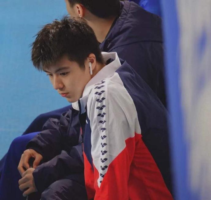 หนุ่มน้อยนักว่ายน้ำสุดหล่อ มาแรง...