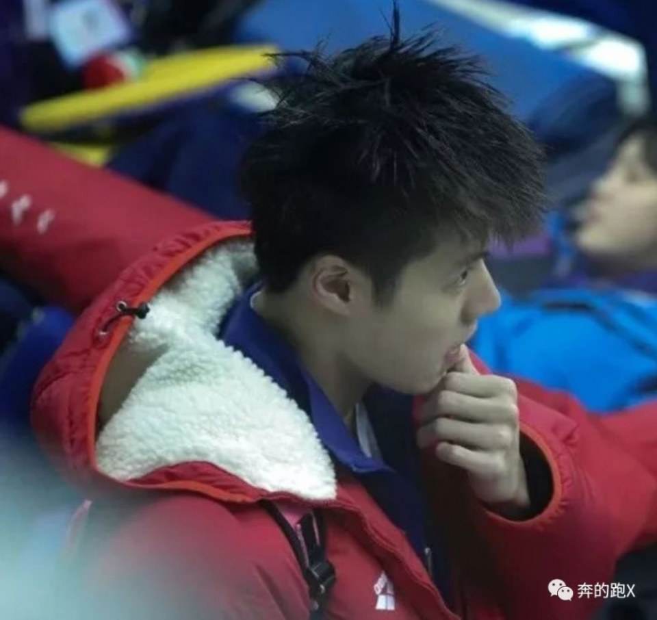หนุ่มน้อยนักว่ายน้ำสุดหล่อ มาแรง...