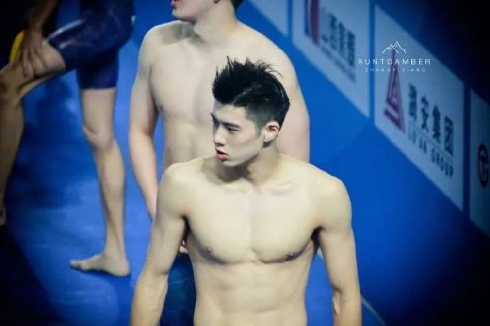 หนุ่มน้อยนักว่ายน้ำสุดหล่อ มาแรง...