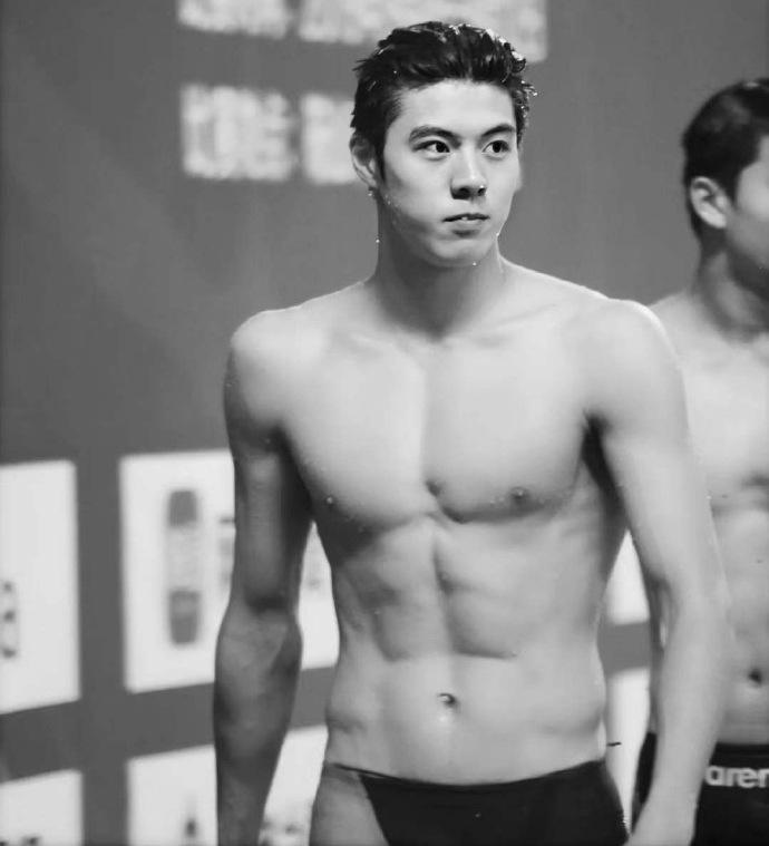 หนุ่มน้อยนักว่ายน้ำสุดหล่อ มาแรง...