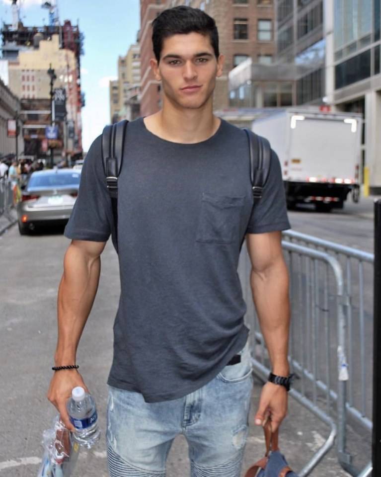 นายแบบหนุ่มมาแรง (Trevor )
