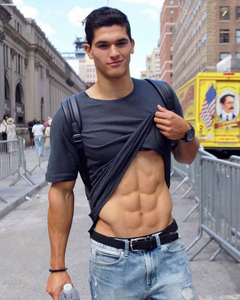นายแบบหนุ่มมาแรง (Trevor )