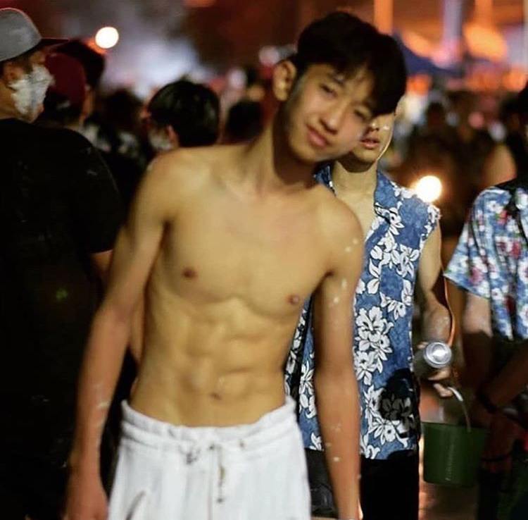 ถอดโชว์ใสใส ๑