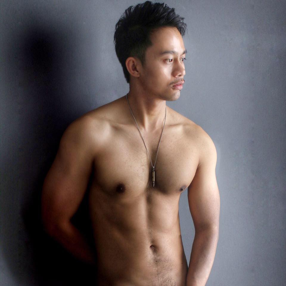 ผู้ชายขอบโชว์ #EE2C2C