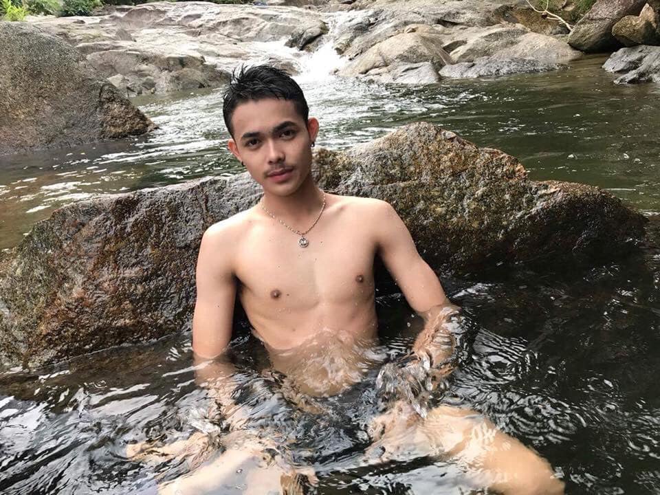 ผู้ชายขอบโชว์ #EE2C2C