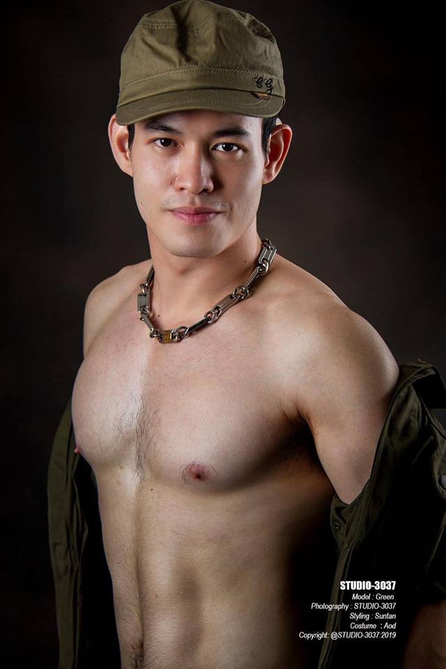 ผู้ชายขอบโชว์ #EE2C2C