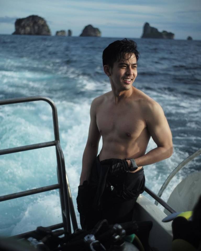 ดาราถอดเสื้อ