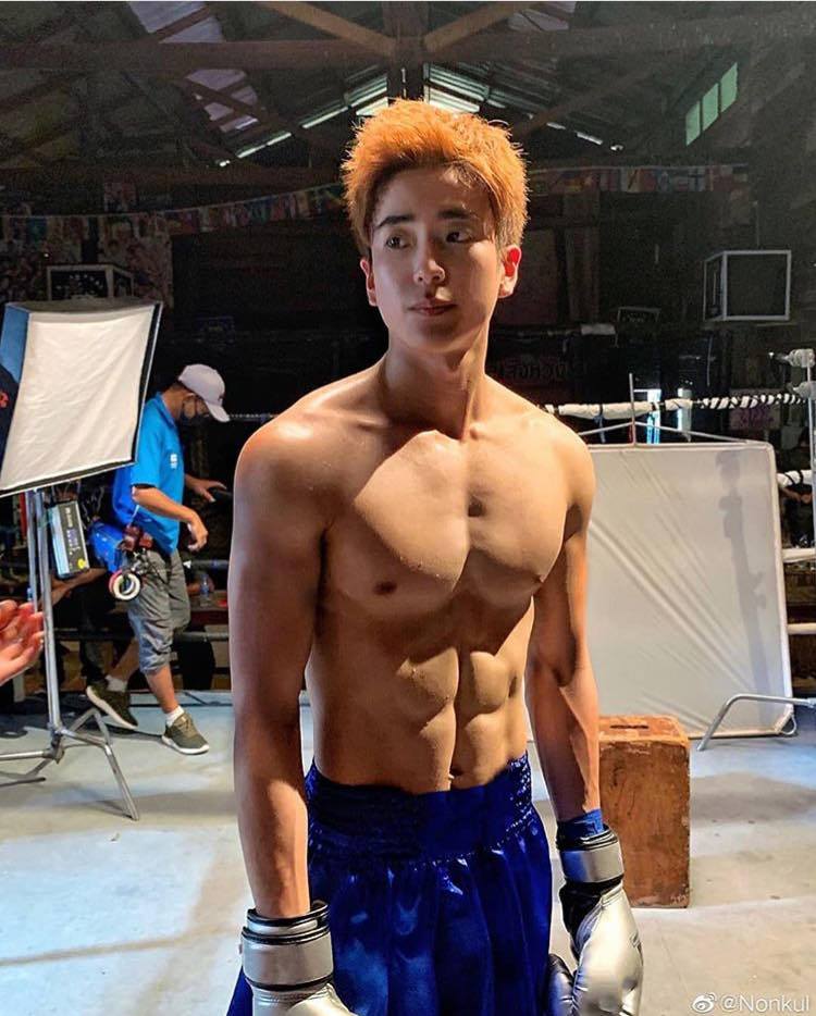 หนุ่มหล่อขึ้นปก 410