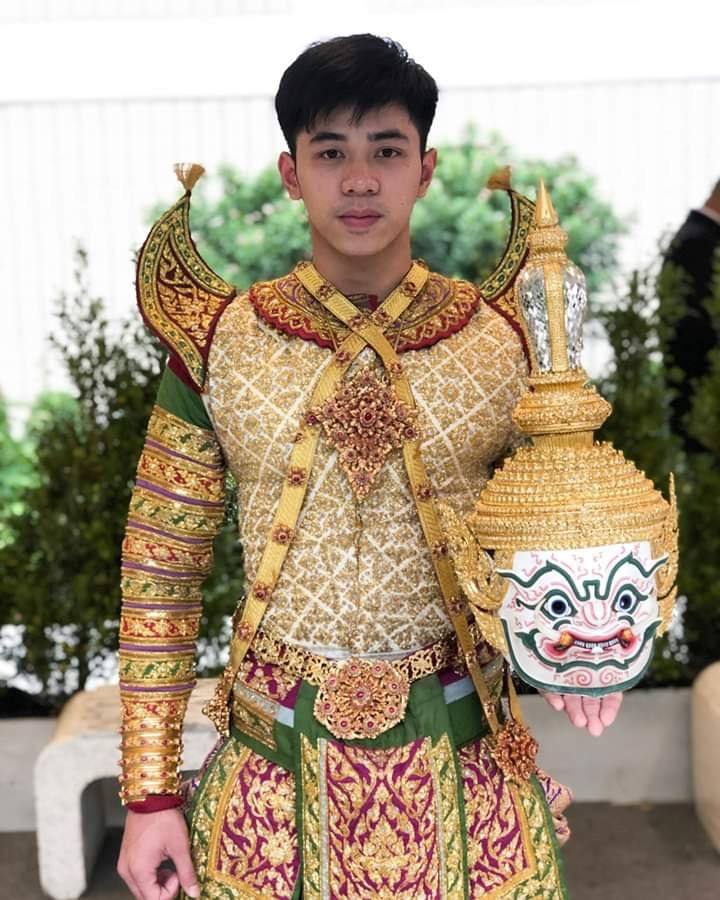 หนุ่มหล่อแสดงโขน