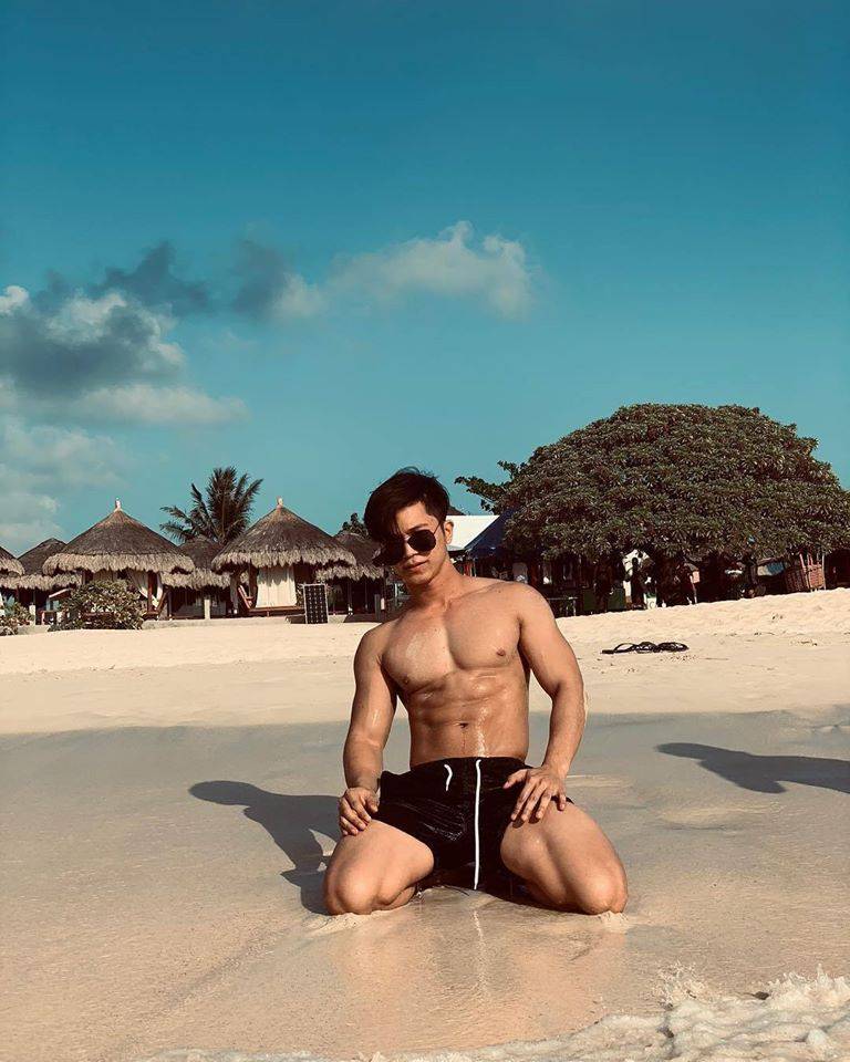 สำเนียงส่อภาษากิริยาส่งสกุล๛ความพยายามอยู่ที่ใดความสำเร็จก็จักอยู่นั่นแล๛ดีชั่วอยู่ที่ตัวทำสูงต่ำอยู่ที่ลูกเต๋า เอ้ย! ทำตัว ( โอมมณีปัทเมหุม ) : 26