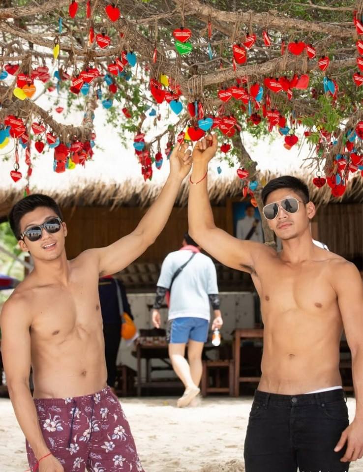 หนุ่มหล่อขึ้นปก 448.3