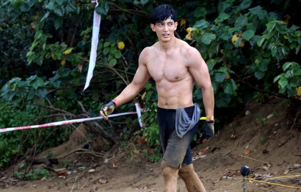 แอบดูนักกีฬาหนุ่ม