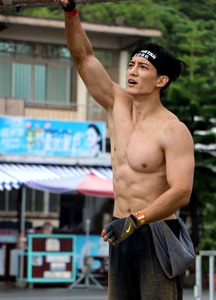 แอบดูนักกีฬาหนุ่ม