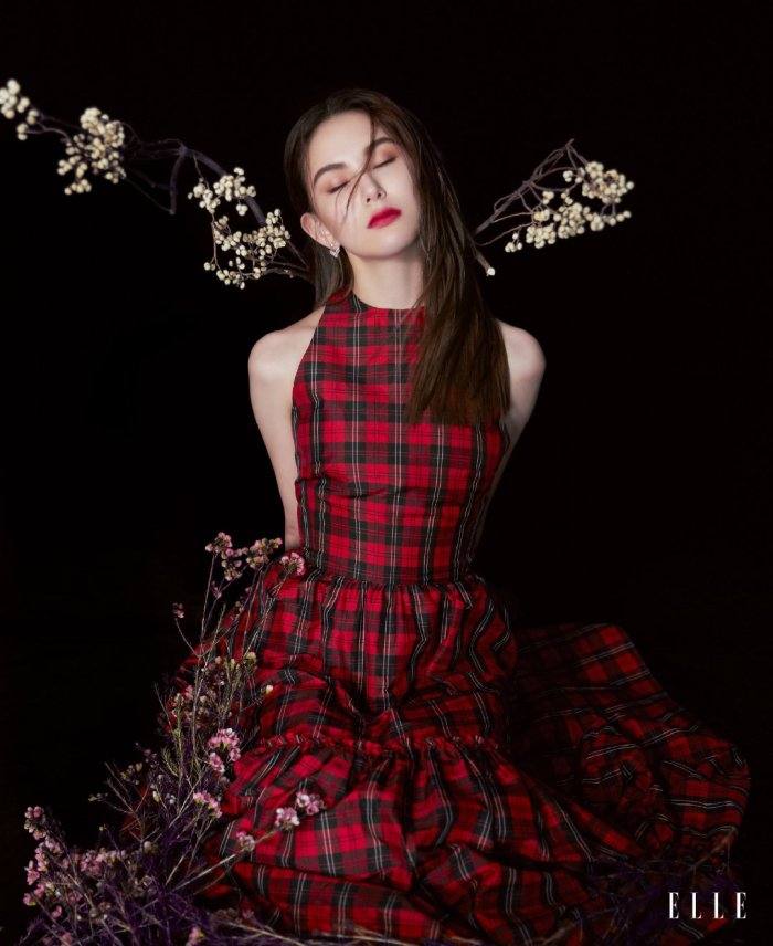 Hannah Quinlivan @ ELLE Singapore December 2019