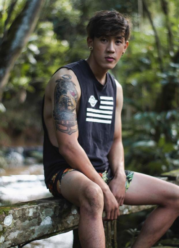 สำเนียงส่อภาษากิริยาส่งสกุล๛ความพยายามอยู่ที่ใดความสำเร็จก็จักอยู่นั่นแล๛ดีชั่วอยู่ที่ตัวทำสูงต่ำอยู่ที่ลูกเต๋า เอ้ย! ทำตัว ( โอมมณีปัทเมหุม ) : 70