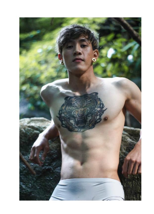 สำเนียงส่อภาษากิริยาส่งสกุล๛ความพยายามอยู่ที่ใดความสำเร็จก็จักอยู่นั่นแล๛ดีชั่วอยู่ที่ตัวทำสูงต่ำอยู่ที่ลูกเต๋า เอ้ย! ทำตัว ( โอมมณีปัทเมหุม ) : 70