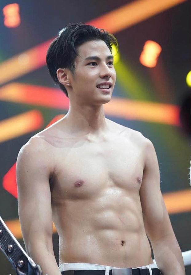 เปิดประวัติ แบงค์ ธิติ นักแสดงหุ่นแซ่บไม่พึ่งแอพฯ มาแรงจนฉุดไม่อยู่