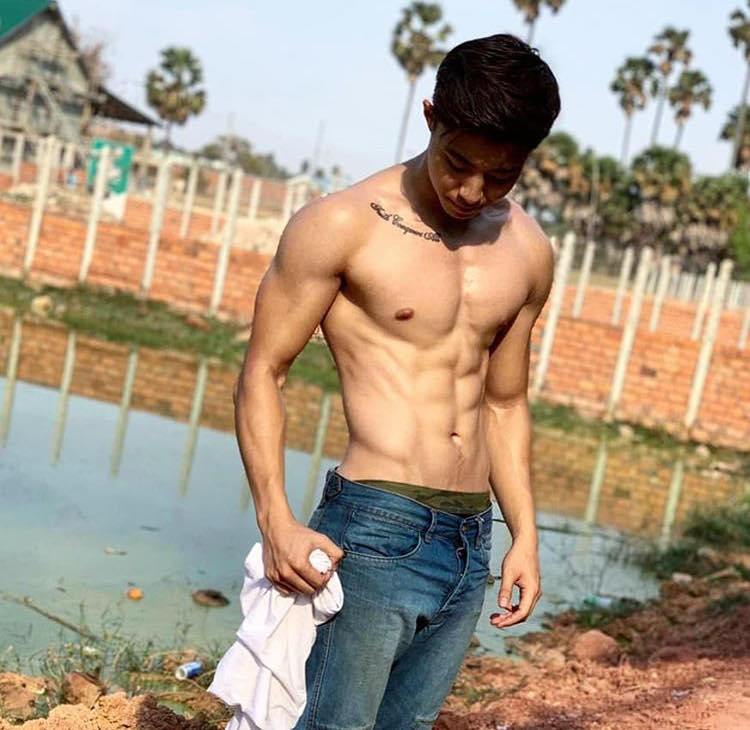 ถอดโชว์เรือนร่าง 2580