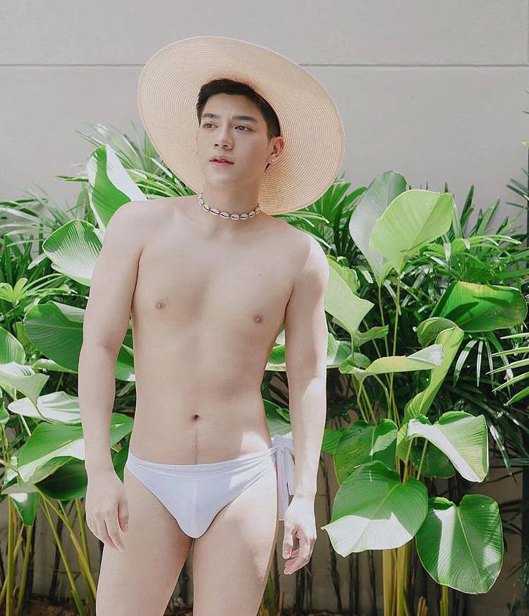 ถอดโชว์เรือนร่าง 2582
