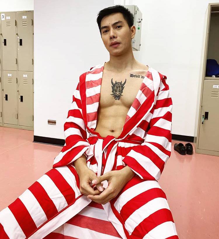 ถอดโชว์เรือนร่าง 2584