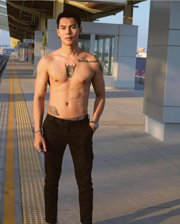ถอดโชว์เรือนร่าง 2585