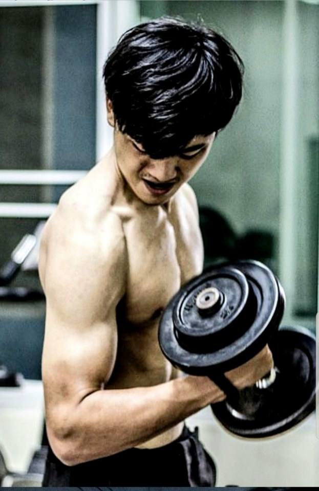 พี่มีน มือกีต้าร์กล้ามแน่น วงไททศมิตร