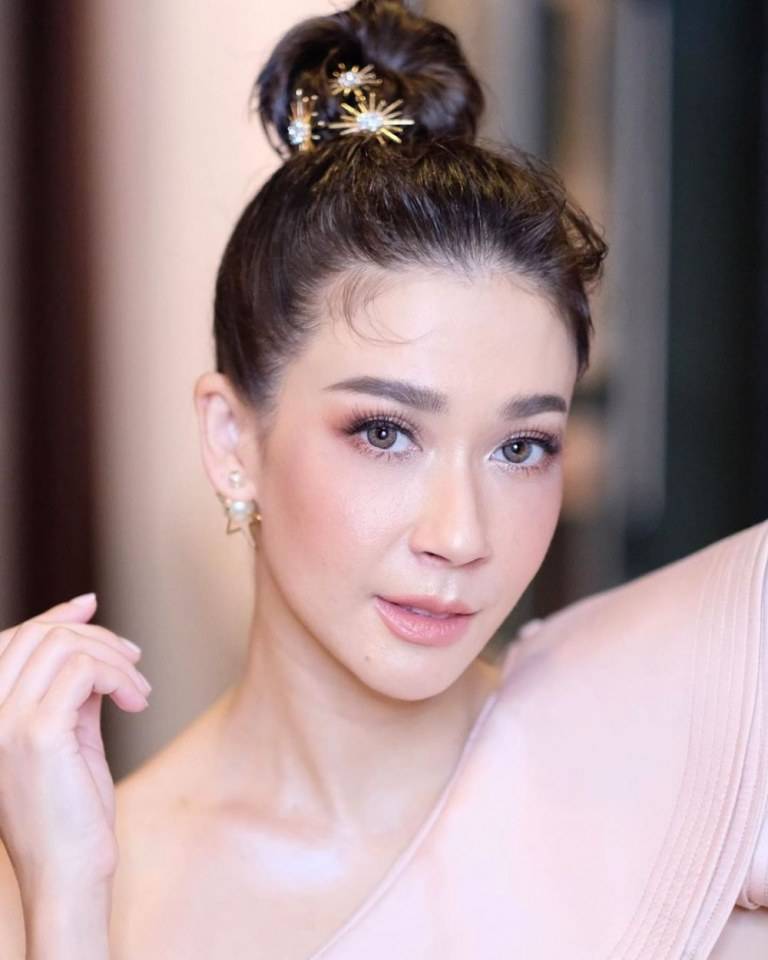 เอมี่ กลิ่นประทุม เรื่อง ขุนกระทิง