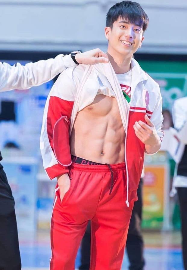 หนุ่มตี๋หุ่นแซ่บ!! นนกุล โกอินเตอร์ต่างประเทศ กล้าม-ซิกแพคแน่นสุดๆ