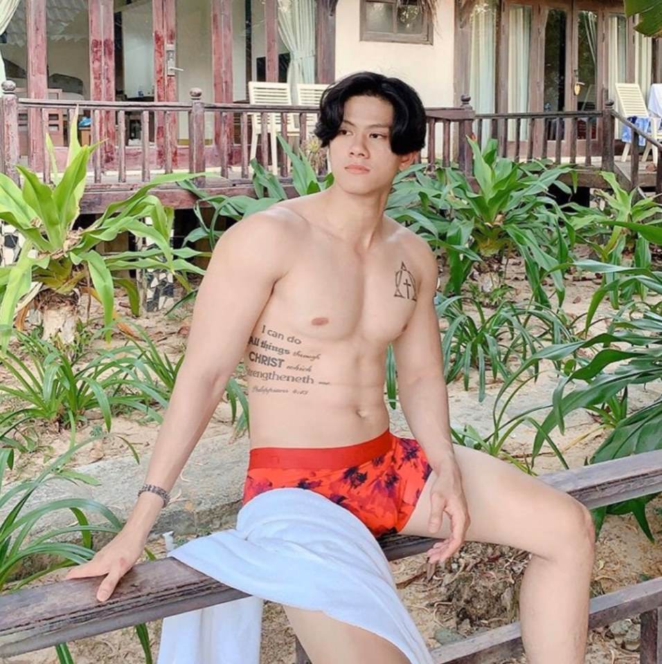 ถอดโชว์เรือนร่าง 2589