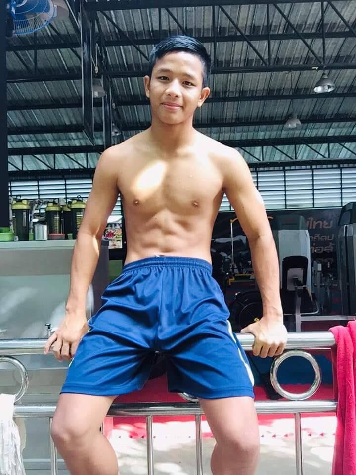 ถอดโชว์คนที่ชอบ