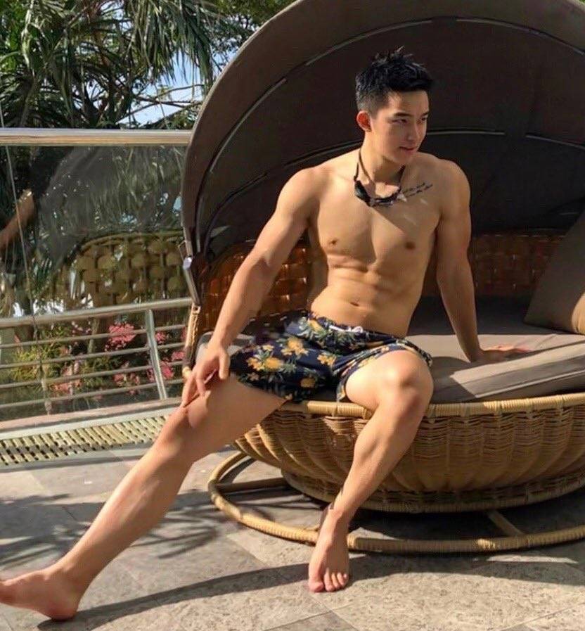 ดูหน้าท้องเขาซิ