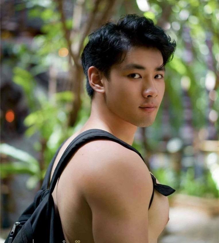 หนุ่มหล่อขึ้นปก 527.2
