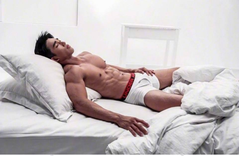 หนุ่มหล่อขึ้นปก 542