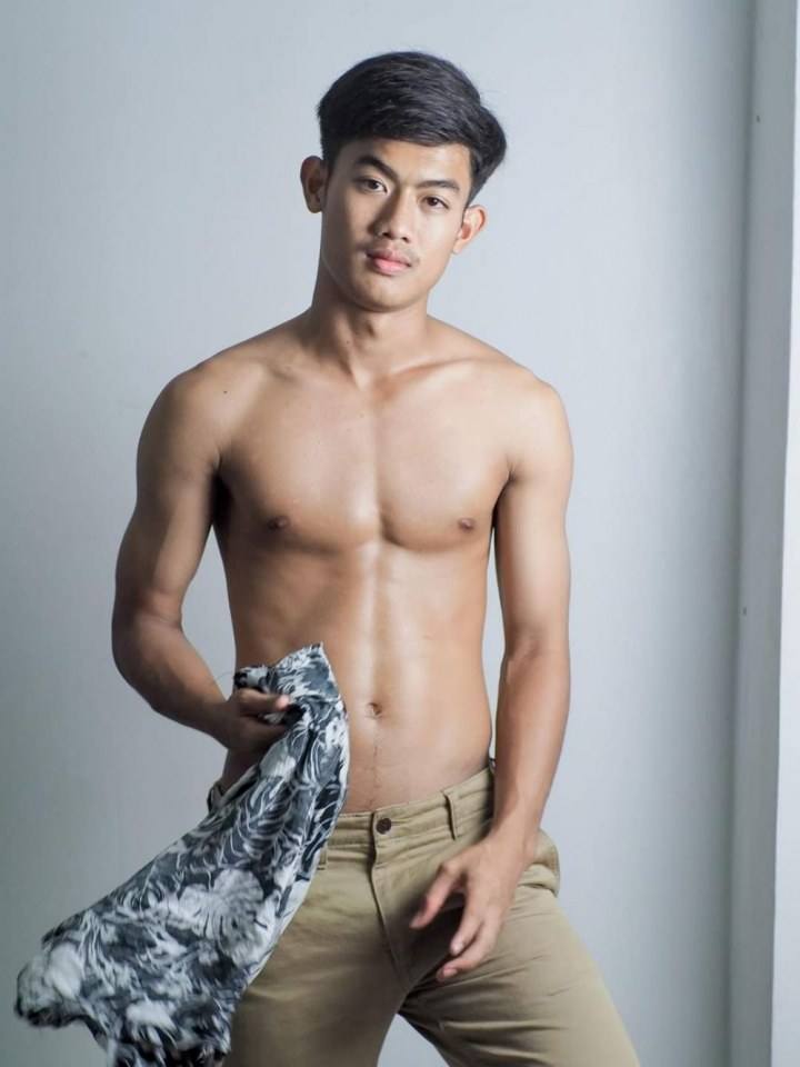 นักฟุตบอลโรงเรียนหุ่นดี